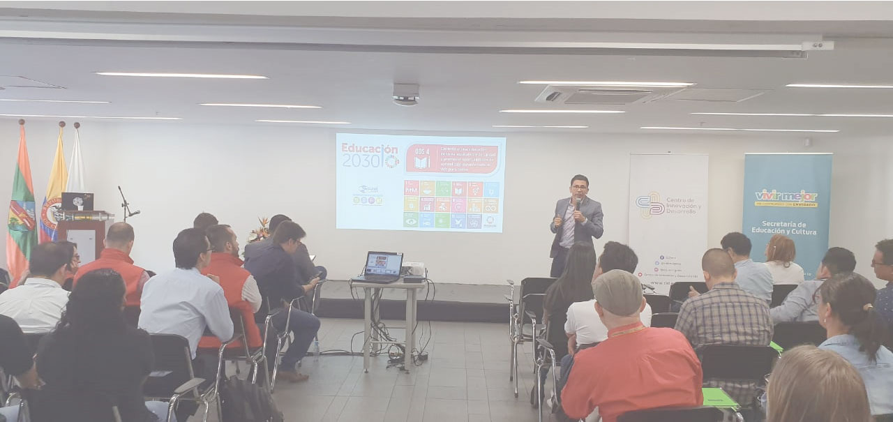 Jiovany CEO Innovative Education como conferencista en el foro Virtualizando el Aprendizaje